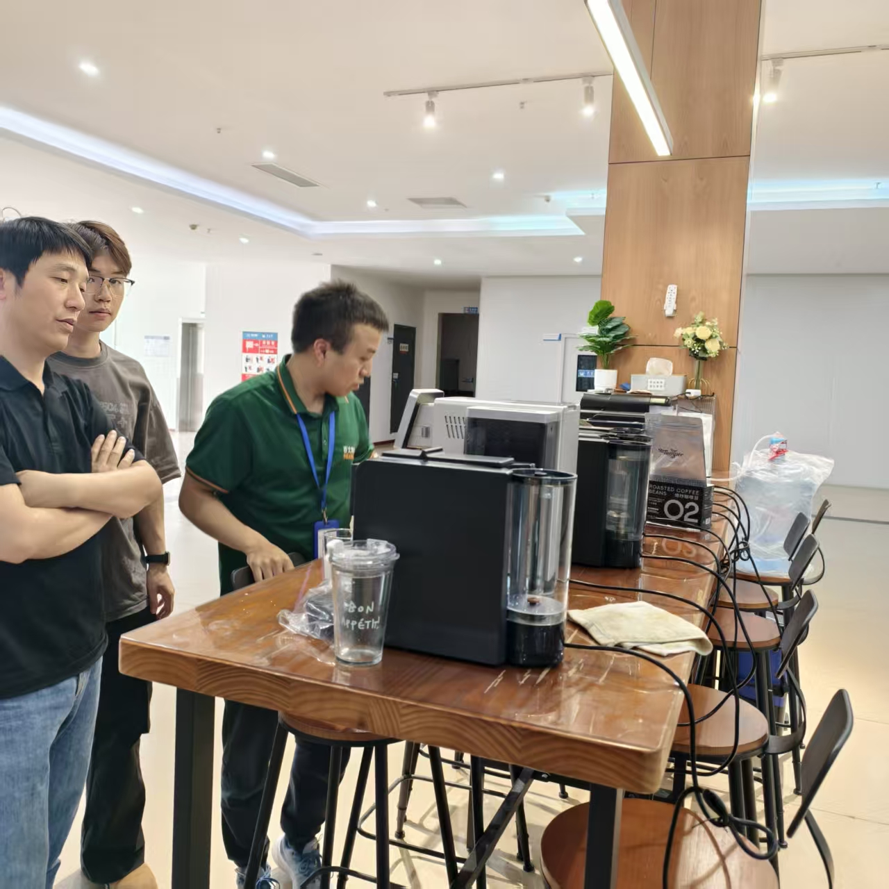 General Manager Aosom E-COMMERCE INC. Tang Mengunjungi Seaver & Memeriksa Mesin Kopi Sepenuhnya Otomatis SV205